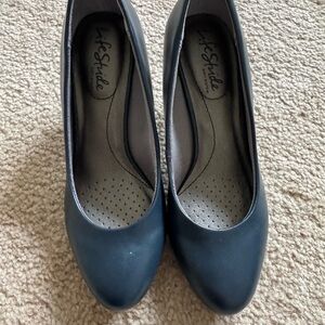 LifeStride Navy Parigi Pumps